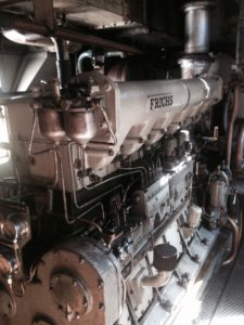 Gamle lokomotiver er mere rene end jyske Banks maskinrum, som summer af uærlige motor lyde som en 2 trakter der kører kun kører på 1 cylinder